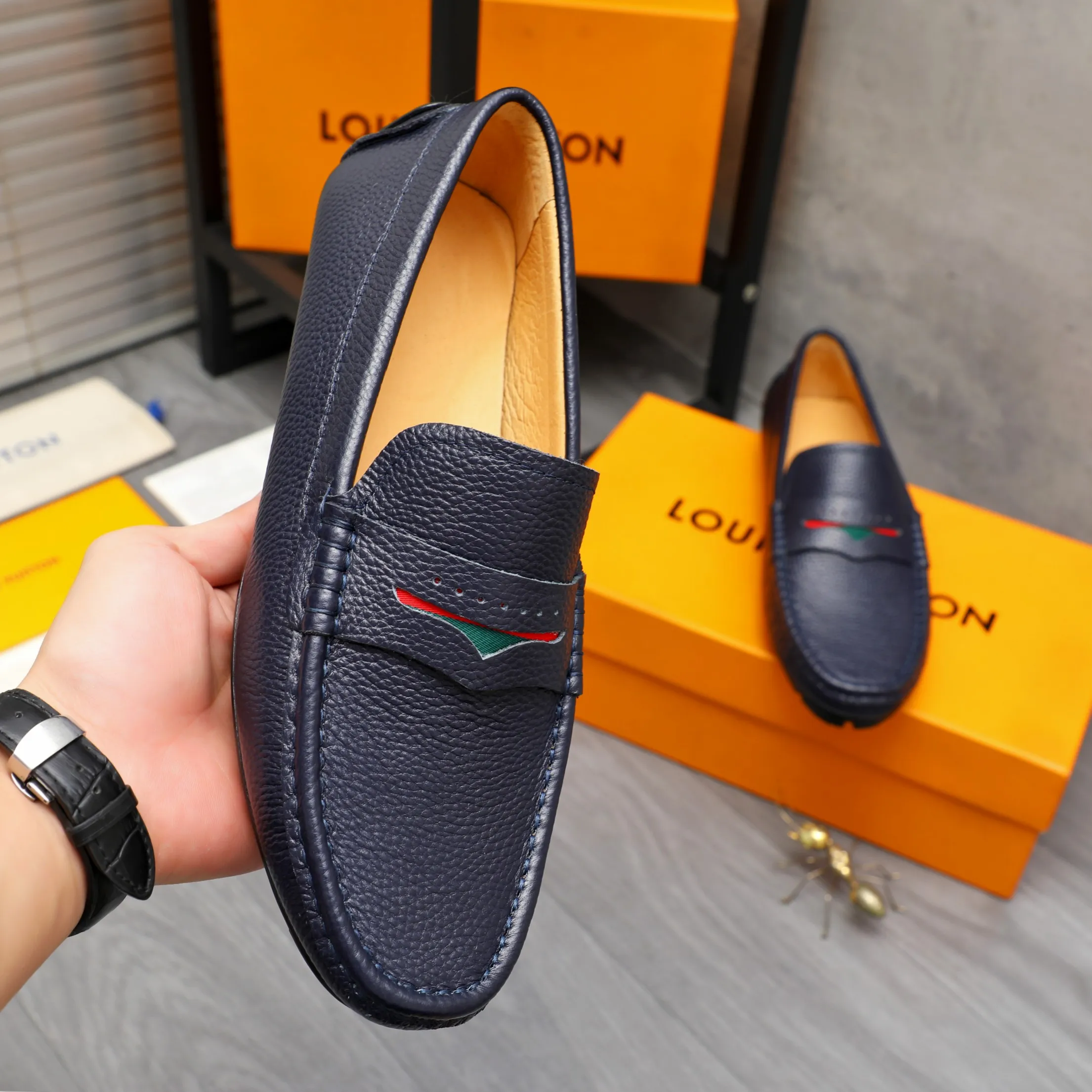 Men's shoes 💰360 Product trademark: LV "Louis Vuitton" casual slip-on men's shoes Regular size: 38-45 Product material: Selected pebbled cowhide upper, pigskin lining, rubber outsole